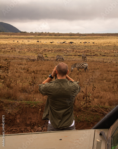 Photography Hombre observando las cebras durante un safari en Tanzania