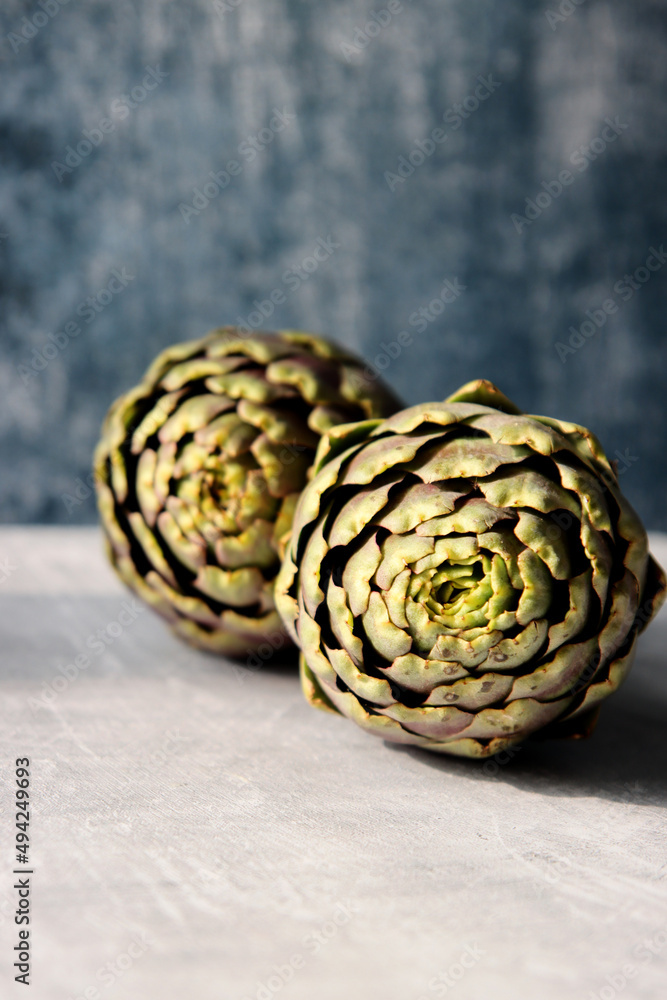 Obraz premium Still life with fresh artichoke flowers. Close up photo of beautiful natural pattern. Eating healthy concept. 
