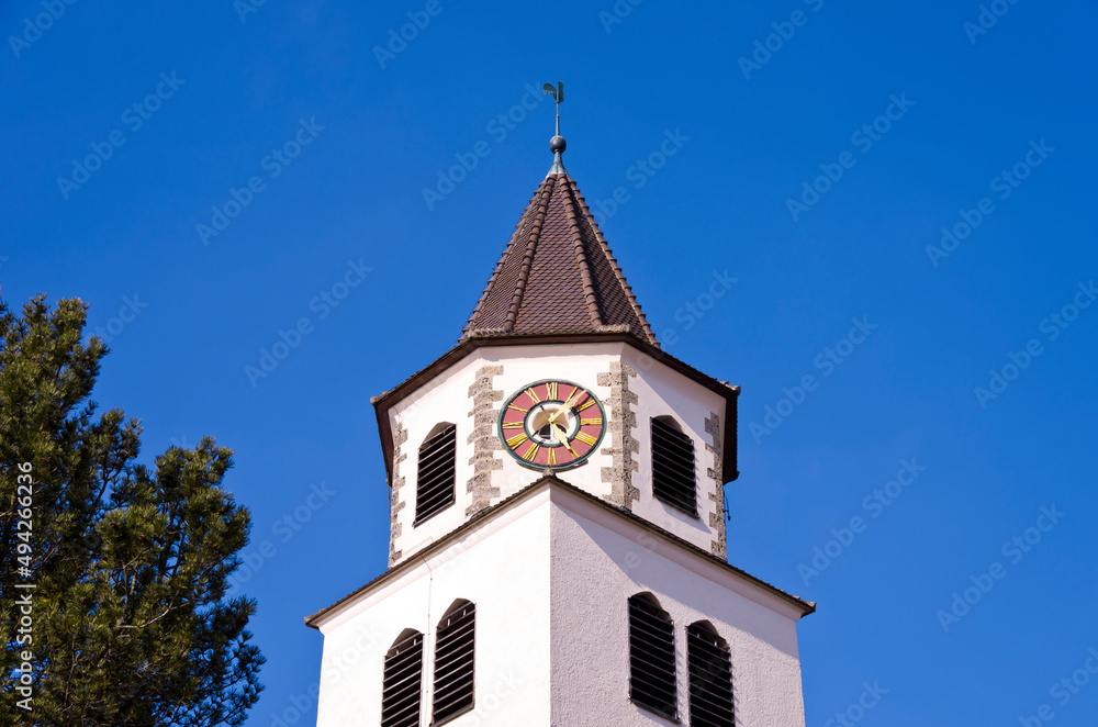Kirchturm einer Dorfkirche