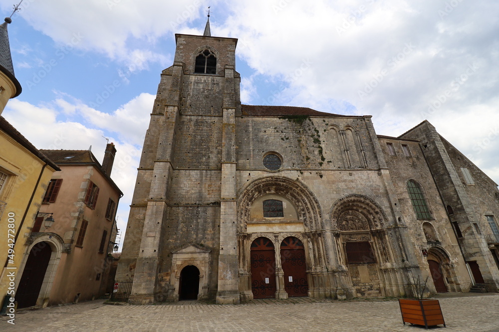 L'église collégiale Saint Lazare d'Avallon, de style roman, ville de Avallon, département de l'Yonne, France
