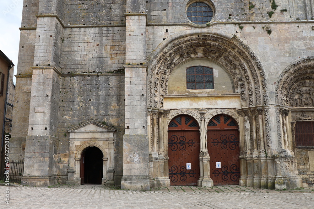L'église collégiale Saint Lazare d'Avallon, de style roman, ville de Avallon, département de l'Yonne, France