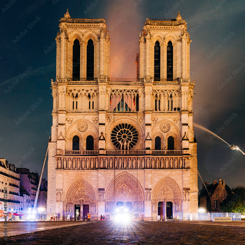 Fototapeta premium Incendie de notre dame de paris depuis le parvis en pose longue en haute définition