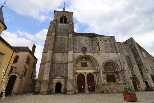 L'église collégiale Saint Lazare d'Avallon, de style roman, ville de Avallon, département de l'Yonne, France