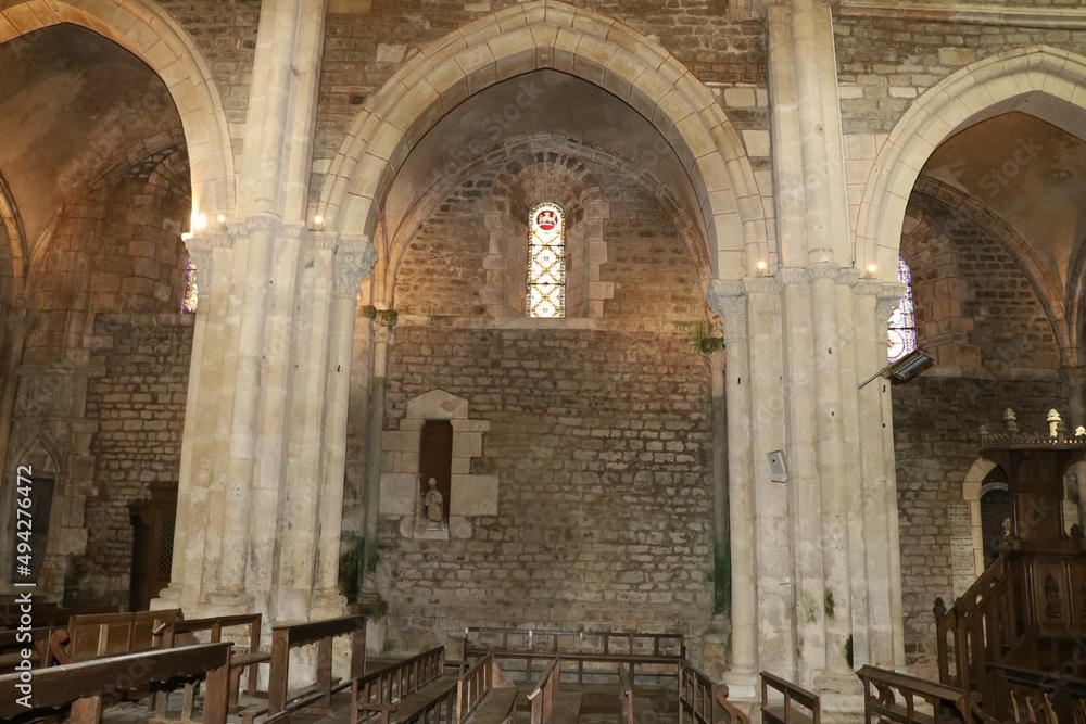 Obraz premium L'église collégiale Saint Lazare d'Avallon, de style roman, ville de Avallon, département de l'Yonne, France