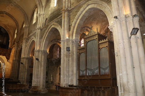 L'église collégiale Saint Lazare d'Avallon, de style roman, ville de Avallon, département de l'Yonne, France