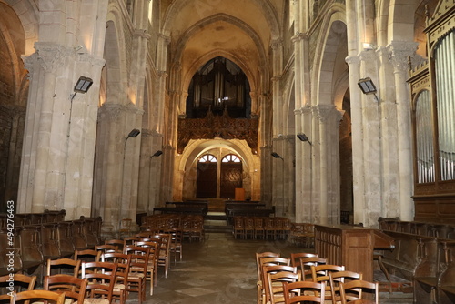 L'église collégiale Saint Lazare d'Avallon, de style roman, ville de Avallon, département de l'Yonne, France photo