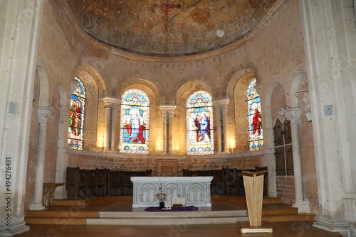 L'église collégiale Saint Lazare d'Avallon, de style roman, ville de Avallon, département de l'Yonne, France photo