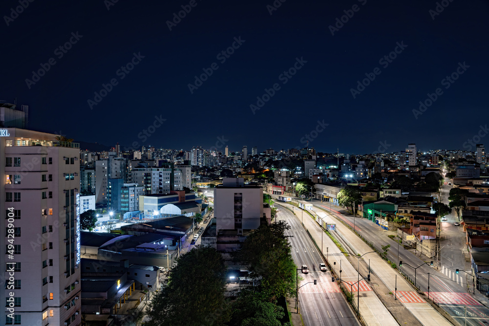 Imagem aérea de prédios, tráfego e vida noturna na cidade de Belo Horizonte, estado de Minas Gerais em março de 2022.