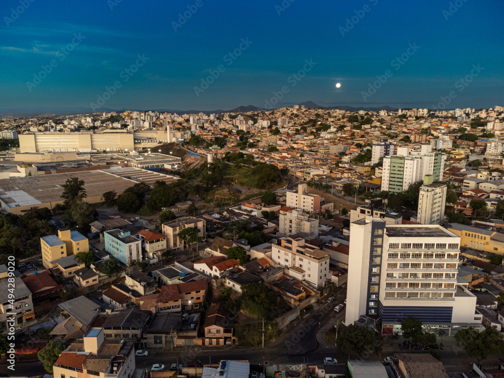 Imagem aérea de prédios, tráfego e vida noturna na cidade de Belo Horizonte, estado de Minas Gerais em março de 2022.