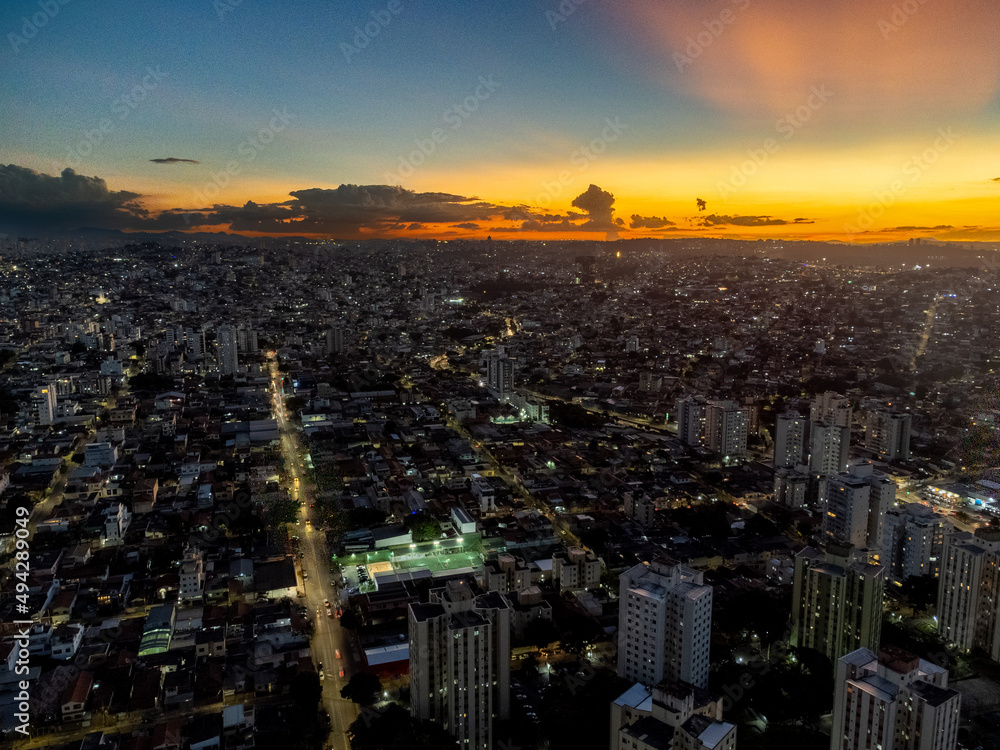 Fototapeta premium Imagem aérea de prédios, tráfego e vida noturna na cidade de Belo Horizonte, estado de Minas Gerais em março de 2022.