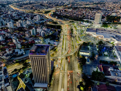 Imagem aérea de prédios, tráfego e vida noturna na cidade de Belo Horizonte, estado de Minas Gerais em março de 2022. photo