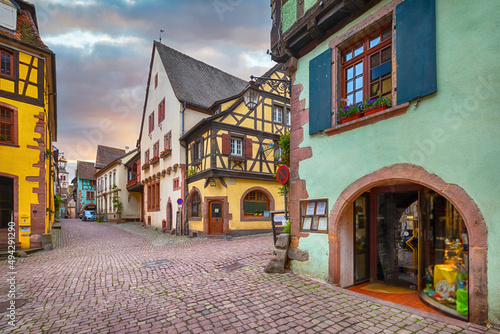Obraz na płótnie Riquewihr, France. Traditional colorful half-timbered houses w salonie