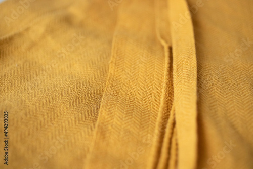 Fular amarillo con flecos photo