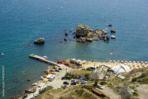 Fototapeta Naklejka Na Ścianę i Meble -  sea bay with a beach and vacationers, top view