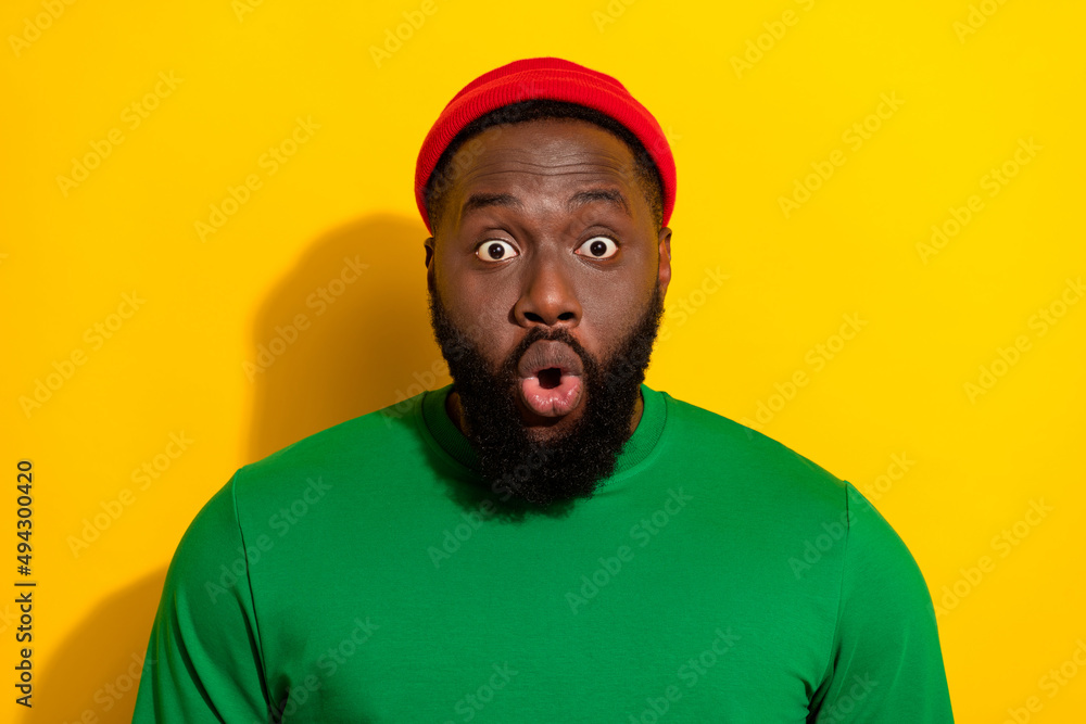 Ταπετσαρία Portrait of attractive amazed stunned funny guy wearing cap staring eyes pout li