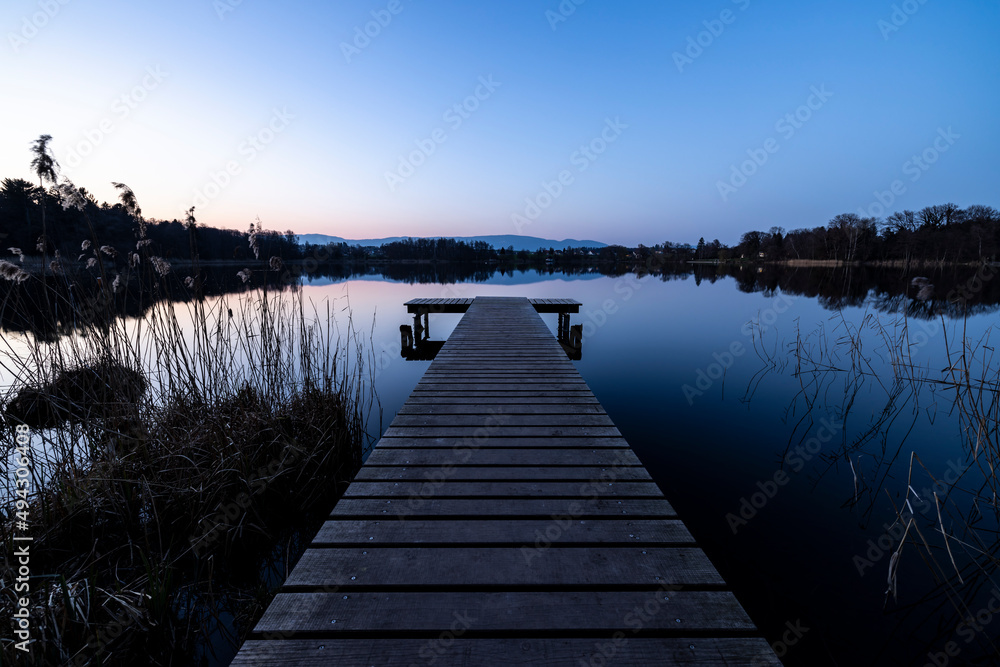 Obraz premium burgäschisee freiheit blaue stunde schweizer moorsee aeschi bern solothurn