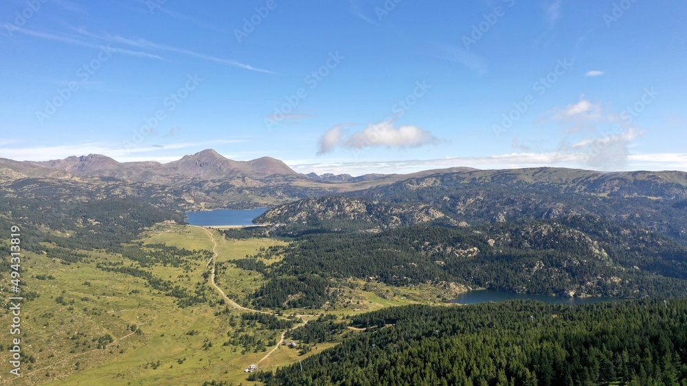 Obraz premium survol du massif des Pyrénées et des forets dans les Pyrénées-Orientales, sud de la France, parc naturel des Bouillouses