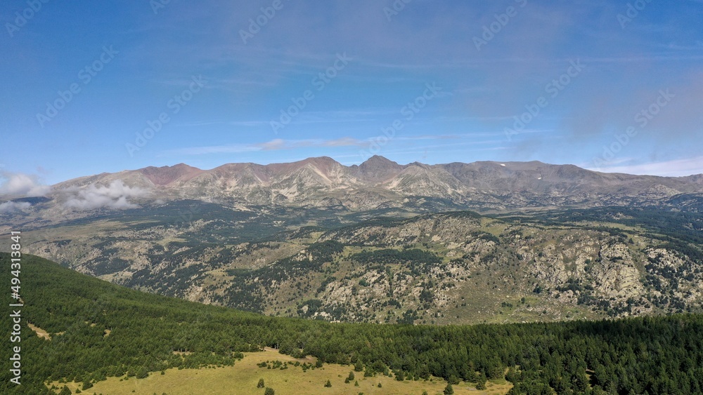 Obraz premium survol du massif des Pyrénées et des forets dans les Pyrénées-Orientales, sud de la France, parc naturel des Bouillouses