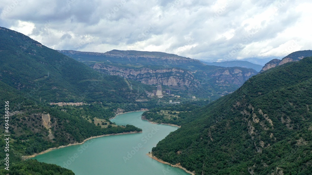 massif du Montseny en catalogne dans le nord de l'Espagne et barrage hydroélectrique avec lac de retenue d'eau vue du ciel massif du Montseny en catalogne dans le nord de l'Espagne et barrage hydroélectrique avec lac de retenue d'eau vue du ciel