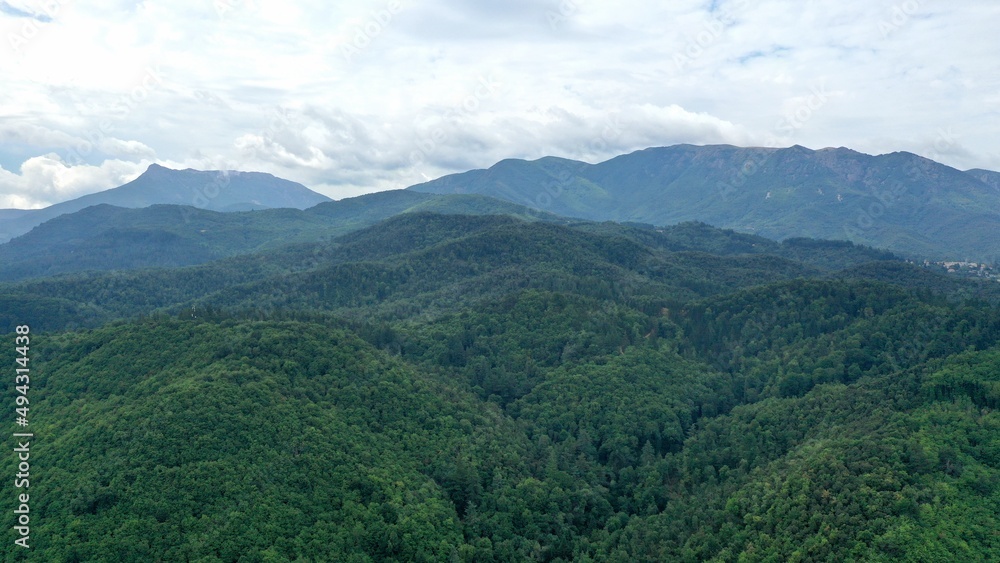 Naklejka premium survol d'un massif forestier et d'une foret en Espagne