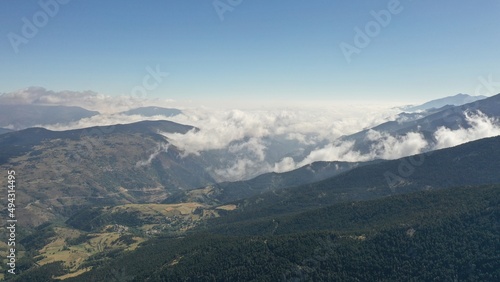 survol du massif des Pyrénées et des forets dans les Pyrénées-Orientales, sud de la France, parc naturel des Bouillouses 