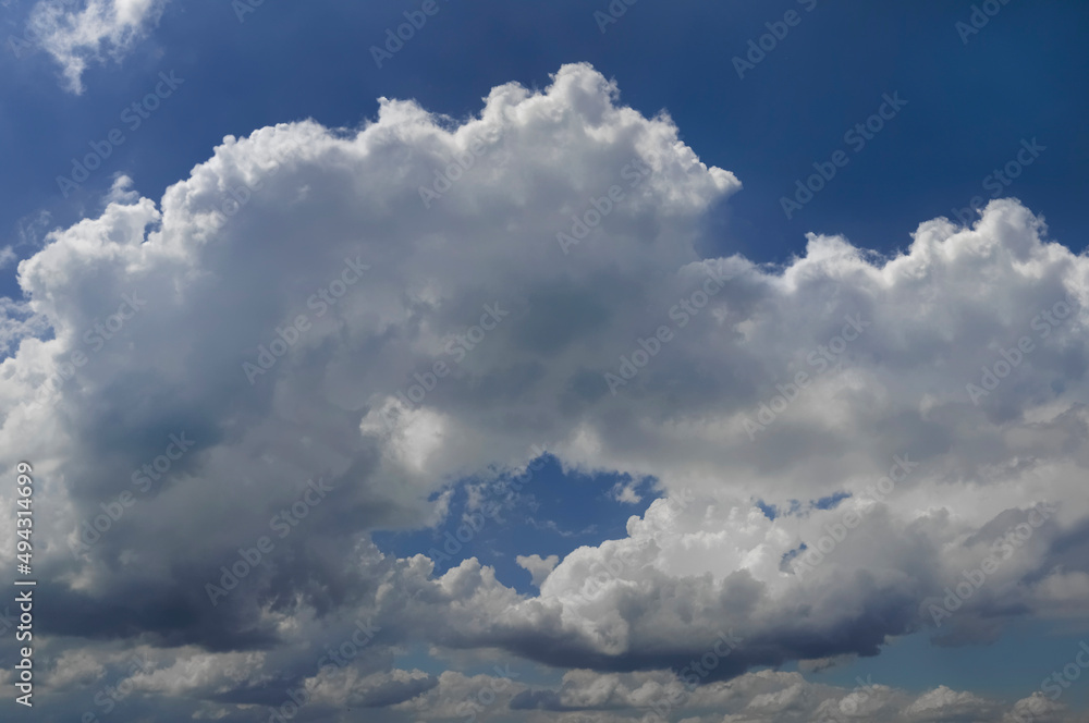 Obraz premium Large cloud with a hole in the middle