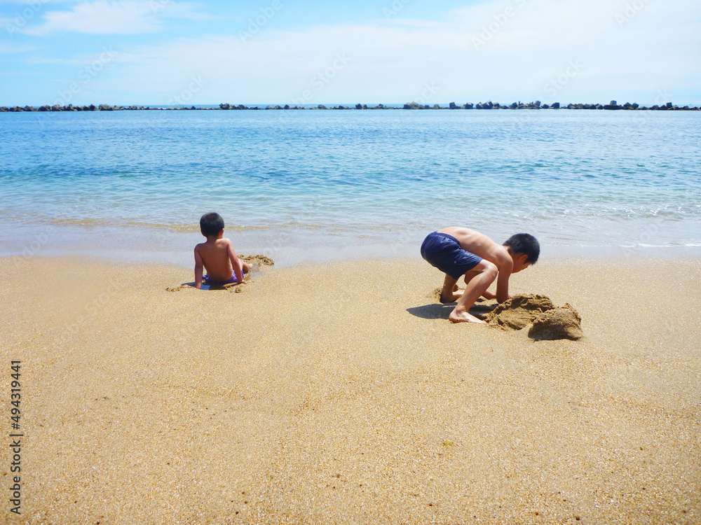 キレイな海の波打際で遊ぶ子供Children playing on the shores of the beautiful sea
キレイな海の波打際で遊ぶ子供Children playing on the shores of the beautiful sea