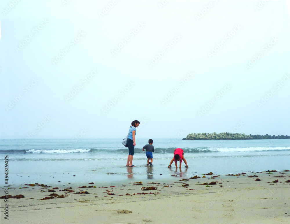 キレイな海の波打際で遊ぶ子供Children playing on the shores of the beautiful sea
キレイな海の波打際で遊ぶ子供Children playing on the shores of the beautiful sea