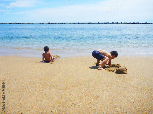 キレイな海の波打際で遊ぶ子供Children playing on the shores of the beautiful sea  © Orange Bowl