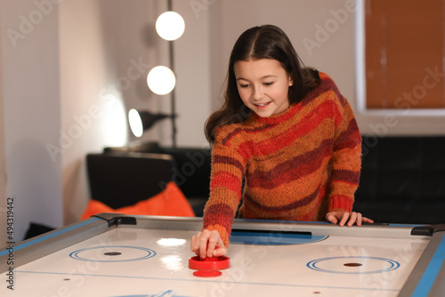 Cute little girl playing ai...