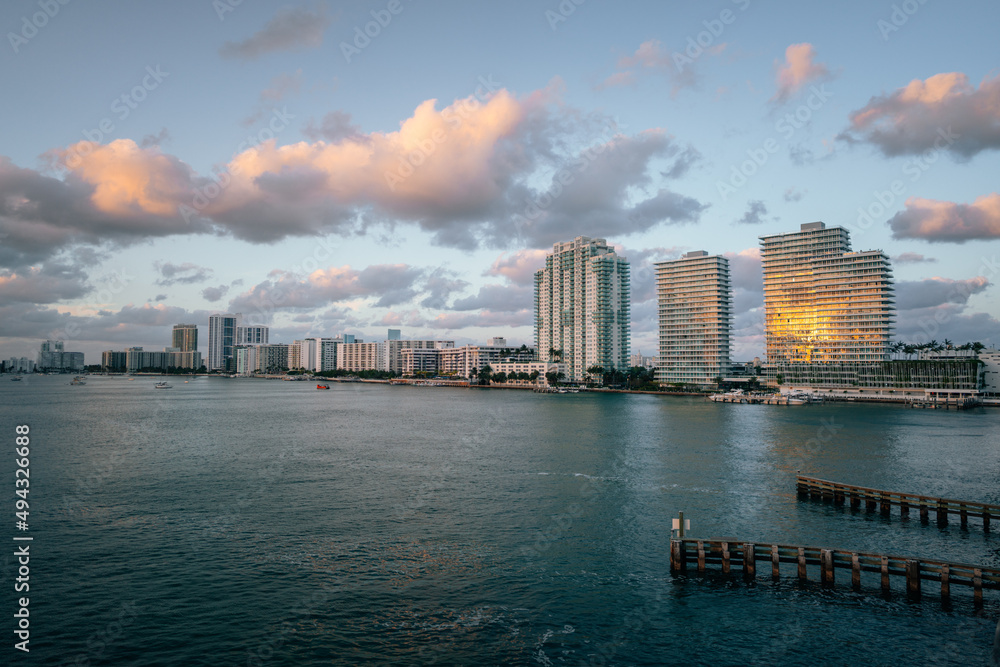 Naklejka premium city skyline Miami Beach buildings sea water reflections buildings urban marina panorama 