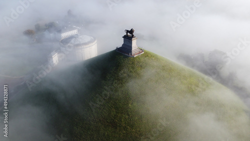 Fotografia Bird's eye view of Lion's Mound hill on the battlefield of Waterloo surrounded b