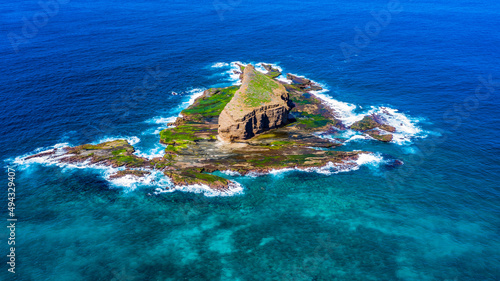 photo aérienne du motu papa sur l'ile de UA HUKA dans l'archipel des marquises en polynesie francaise 