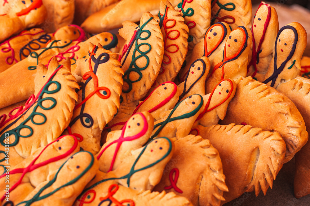 Guaguas de pan hechas de harina y decoradas con masa de colores que se usan para visitar a los muertos en el día de los difuntos o finados en Ecuador.