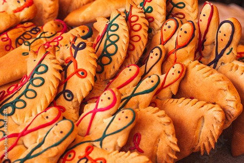 Guaguas de pan hechas de harina y decoradas con masa de colores que se usan para visitar a los muertos en el d  a de los difuntos o finados en Ecuador.