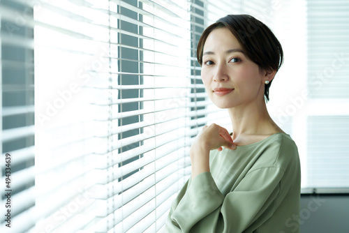 窓際でリラックスする女性 ポートレート Free Download 窓際でリラックスする女性 ポートレート - GFXLoad