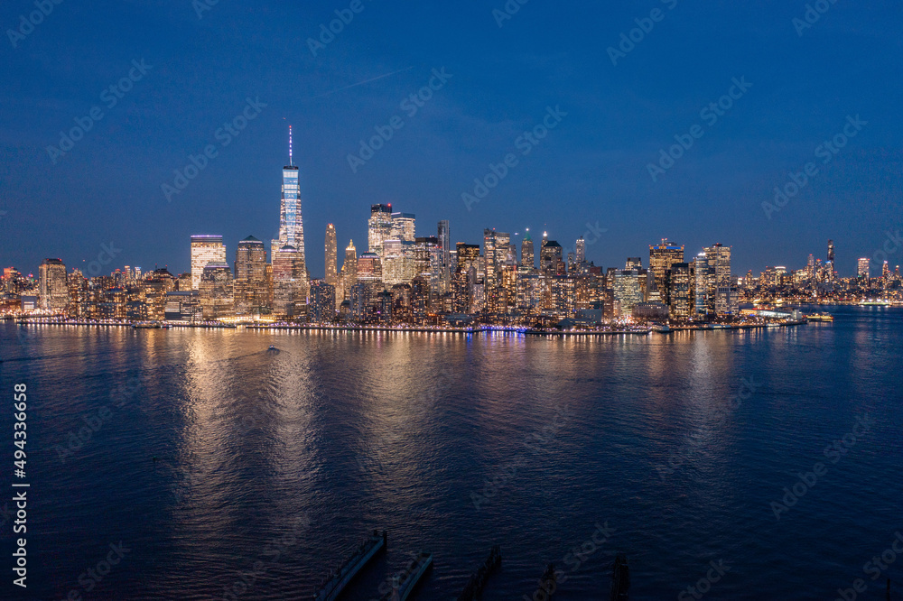 Obraz premium night over manhattan
