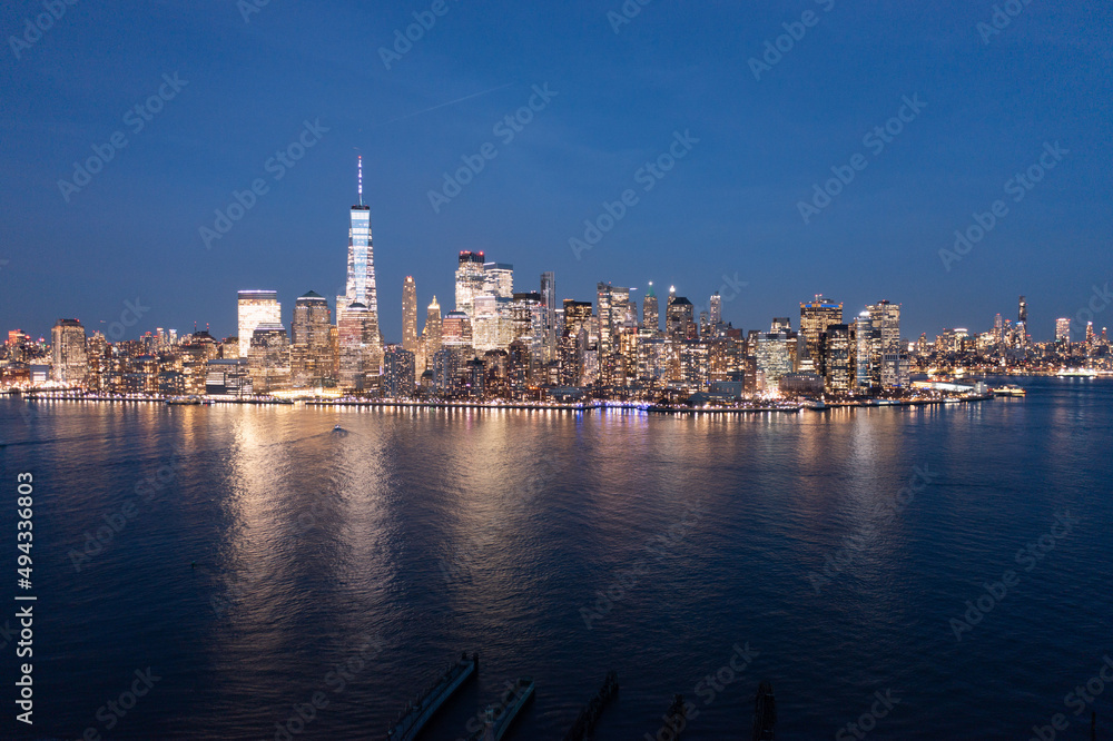 Obraz premium night over manhattan