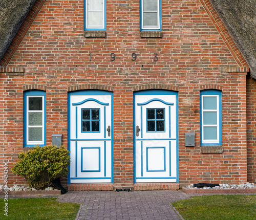 Haustüren und Fenster eines Hauses
