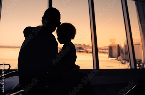 Canvas-taulu Single mother and child sitting at airport
