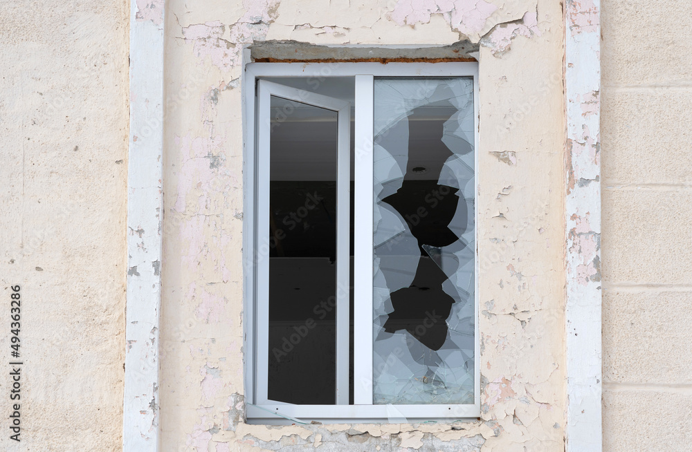 Fototapeta premium Plastic window with broken glass