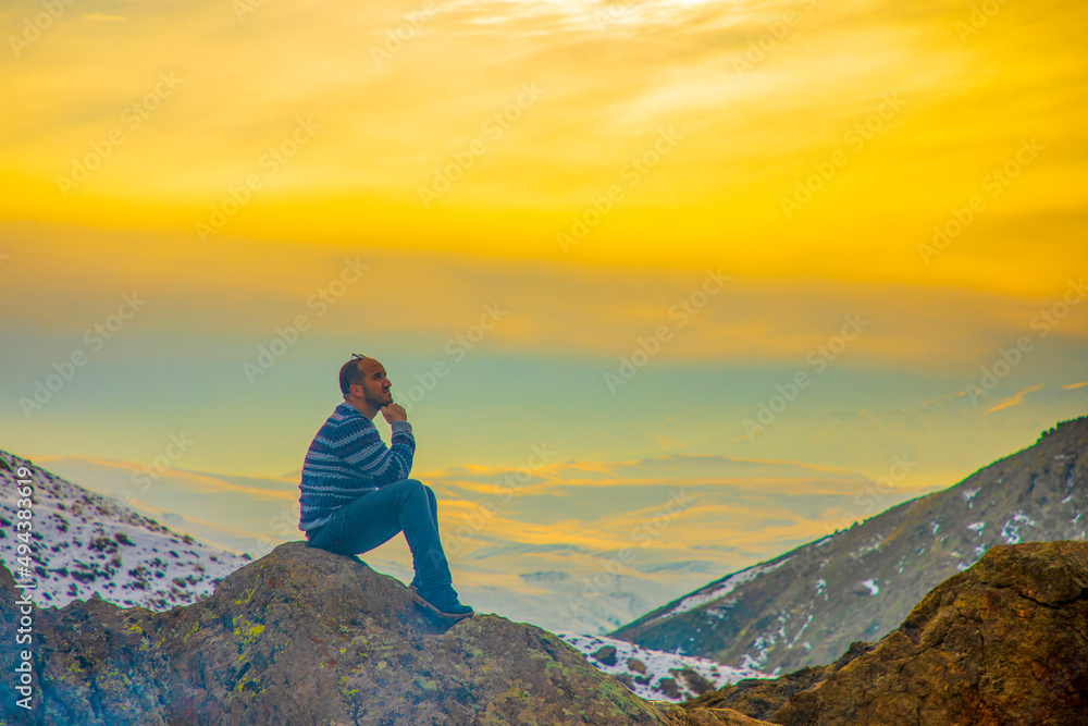 Obraz premium A man thinking at sunset