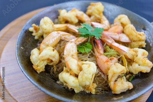 Steamed Prawns with Vermicelli is Popular Thai dishes,Casseroled shrimp with glass noodle
