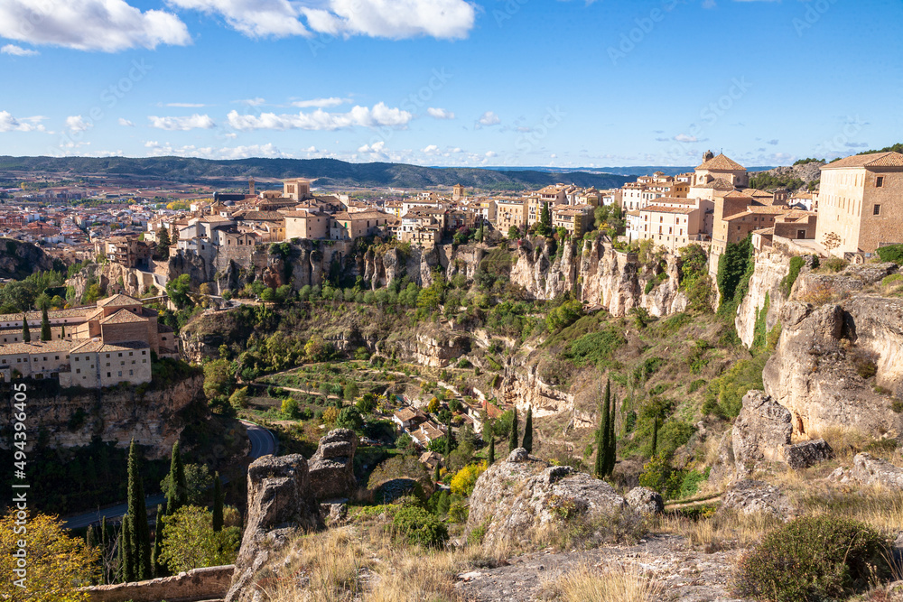 Cuenca hat eine pitoreske Lage auf einem Felsplateau zwischen zwei Flüssen.