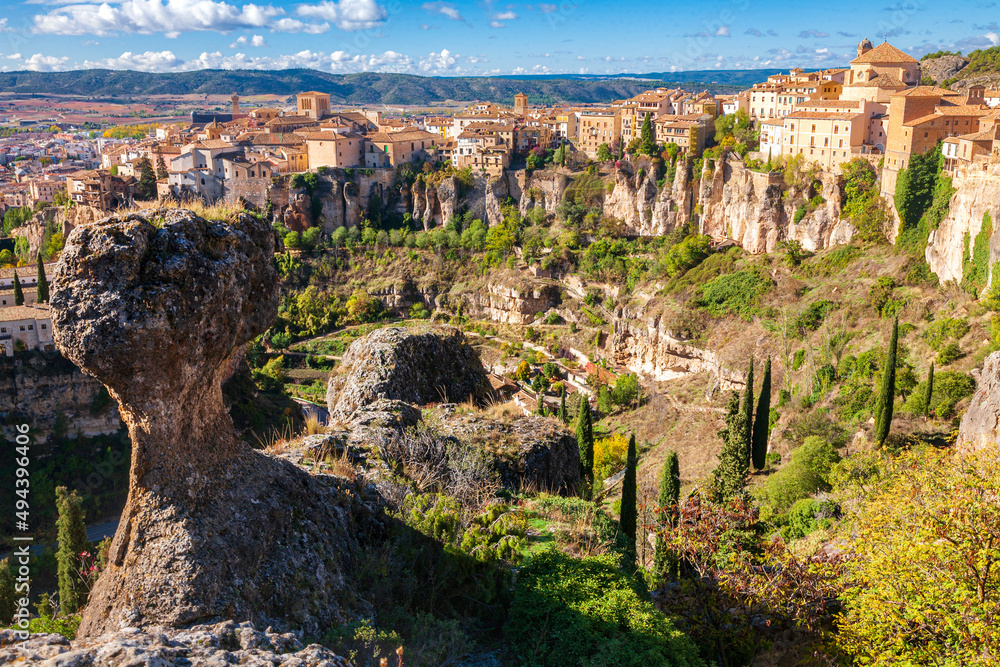 Cuenca hat eine pitoreske Lage auf einem Felsplateau zwischen zwei Flüssen.