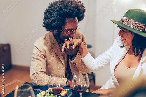 Foto hipster man gentleman kisses a lady on the hand at dinner - men flirting on fema