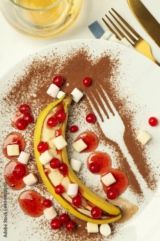Obraz premium Concept of tasty food with delicious banana dessert