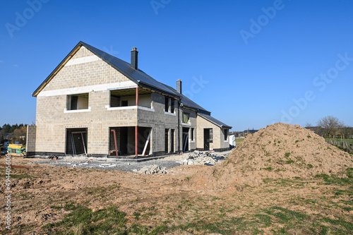 batiment architecture construction maison immobilier logement materiaux beton nouveau quartier Belgique Habay