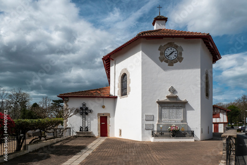 Fachada exterior da Igreja de São Pedro de Irube no País Basco photo
