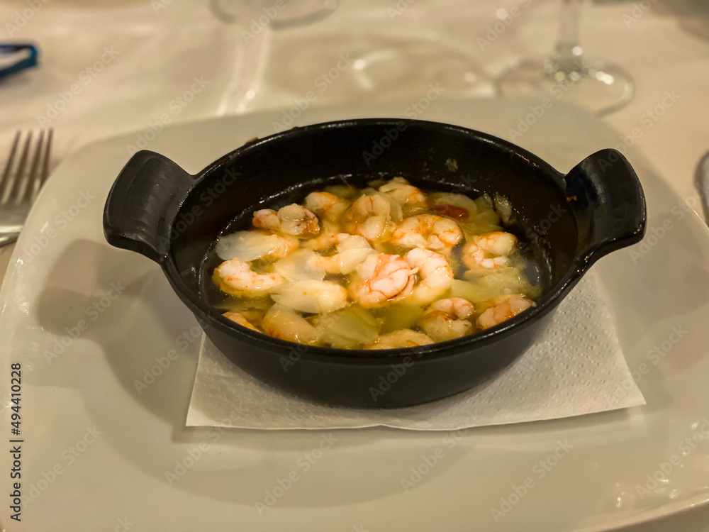 Iron pan with oil, garlic and shrimp Iron pan with oil, garlic and shrimp